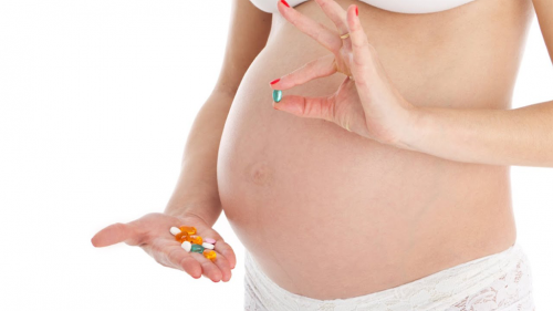 Какие витамины необходимо употреблять женщинам во время беременности